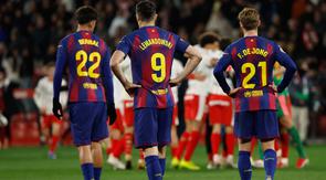 Penyerang Barcelona, Robert Lewandowski, gagal menghindarkan timnya dari kekalahan 1-2 kontra Girona pada laga pekan ke-24 La Liga di Estadi Municipal de Montilivi, Selasa (17/02/2026) dini hari WIB. (AP Photo/Joan Monfort)