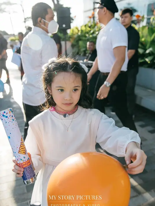 Atau seringkali Gempi juga bergaya bak princess yang menggemaskan. Dengan dress putih lengan panjang, dipadu dengan denim short, Gempi terlihat menggemaskan karena tatanan rambutnya dengan jepit. Foto: Instagram.