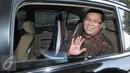 Deputi Bidang Kerja Sama Bidang Ekonomi Internasional Kementerian Koordinator Bidang Ekonomi, Rizal Affandi Lukman melambaikan tangan usai melakukan pertemuan dengan KPK, Jakarta, Selasa (29/3/2016). (Liputan6.com/Helmi Afandi)