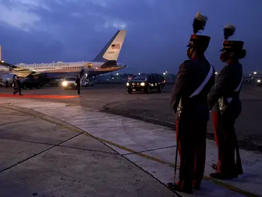 Pengawal Kehormatan berdiri dekat Air Force Two setelah kedatangan Wakil Presiden Kamala Harris di Pangkalan Angkatan Udara Guatemala, Minggu (6/6/2021). Lawatan Harris ke Guatemala merupakan perjalanan internasional pertamanya setelah menjabat sebagai Wakil Presiden AS. (AP Photo/Jacquelyn Martin)