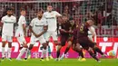 Pemain Bayern Munchen Joshua Kimmich menendang bola saat melawan Bayer Leverkusen pada pertandingan sepak bola Bundesliga di Allianz Arena, Munich, Jerman, 30 September 2022. Bayern Munchen menang 4-0. (AP Photo/Matthias Schrader)