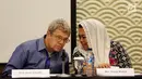 Prof. Brett Scharffs berbincang dengan Yenny Wahid di sela acara Forum terbuka di Jakarta, Senin (31/7). Forum tersebut membahas hubungan antara agama minoritas, mayoritas di Indonesia dan Amerika Serikat. (Liputan6.com/Johan Tallo)