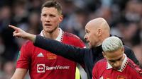 Pelatih Kepala Manchester United, Erik Ten Hag (tengah) berbicara dengan Wout Weghorst (kiri) dan Antony selama pertandingan sepak bola final Piala Liga Inggris antara Manchester United dan Newcastle United di Stadion Wembley di London, Minggu, 26 Februari 2023. MU menang di final berkat dua gol yang tercipta di babak pertama ke gawang Loris Karius melalui gelandang Casemiro dan penyerang Marcus Rashford. Ini menjadi trofi pertama MU dalam kurun enam tahun. (AP Photo/Alastair Grant)
