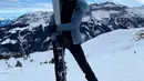 Ski juga jadi olahraga favorit Nong Poy. Ia menikmati bermain ski di Pegunungan Aspen, Colorado, Amerika Serikat. [@poydtreechada]