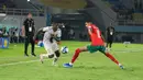 Pemain Timnas Mali U-17, Ibrahim Diarra (kiri) berusaha melewati hadangan pemain Timnas Maroko U-17, Zakaria Ouazane pada laga perempat final Piala Dunia U-17 2023 di Stadion Manahan, Solo, Sabtu (25/11/2023). (Doc. LOC WCU17/RKY)