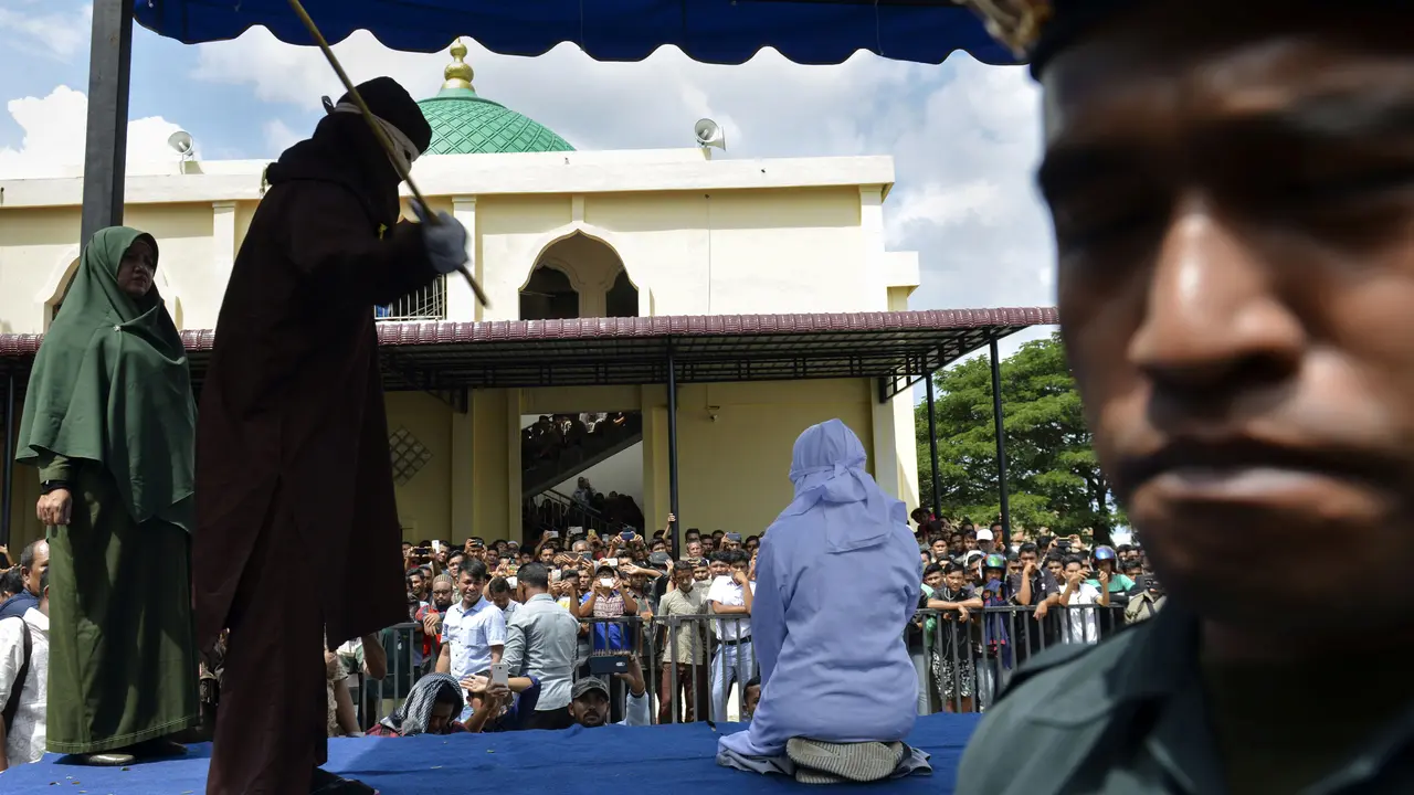 Pelukan di Depan Umum, Sejoli Ini Dihukum Cambuk di Aceh