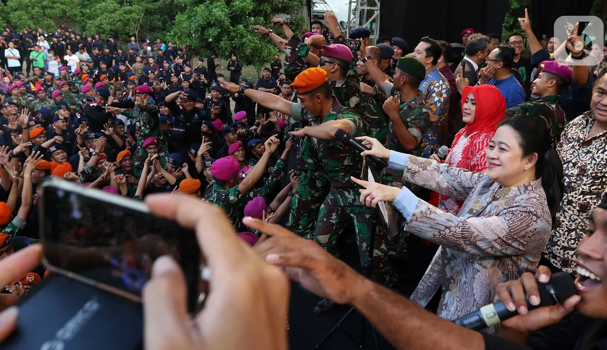 Ketua DPR RI Puan Maharani bernyanyi dan bergoyang bersama di atas panggung hiburan bertajuk dangdut di Lapangan DPR Senayan, Jakarta, Senin (21/10/2019). Agenda dangdutan untuk menghibur gabungan prajurit TNI-Polri yang berjaga saat Pelantikan Presiden dan Wakil Presiden. (Liputan6.com/Johan Tallo)