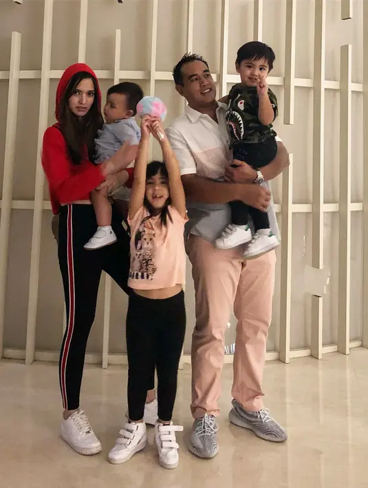 "Iyah (Jedar jadi salah satu alasanku). Jadi lebih seru kerja," kata Nia Ramadhani saat ditemui di kawasan Casablanka, Jakarta Selatan, Jumat (8/6/2018). (Instagram/ramadhaniabakrie)