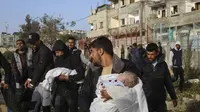 Jasad bayi kembar Rania Abu Anzadari, warga Palestina di Jalur Gaza. Putra dan putri Rania tewas dalam serangan udara Israel yang menghantam Kota Rafah pada Sabtu (2/3/2024). (Dok. AP Photo/Hatem Ali)