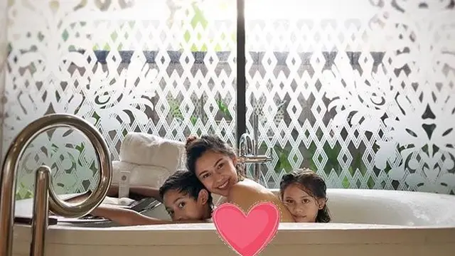 Gaya 6 Seleb Tanah Air Berpose dalam Bathtub yang Curi Perhatian