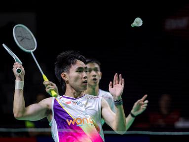 Pebulu tangkis ganda putra Indonesia, Nikolaus Joaquin/Raymond Indra berusaha mengembalikan kok ke arah pasangan Prancis, Eloi Adam/Leo Rossi dalam laga babak 32 besar Indonesia Masters 2026 di Istora, Senayan, Jakarta, Selasa (20/01/2026). (Bola.com/Bagaskara Lazuardi)