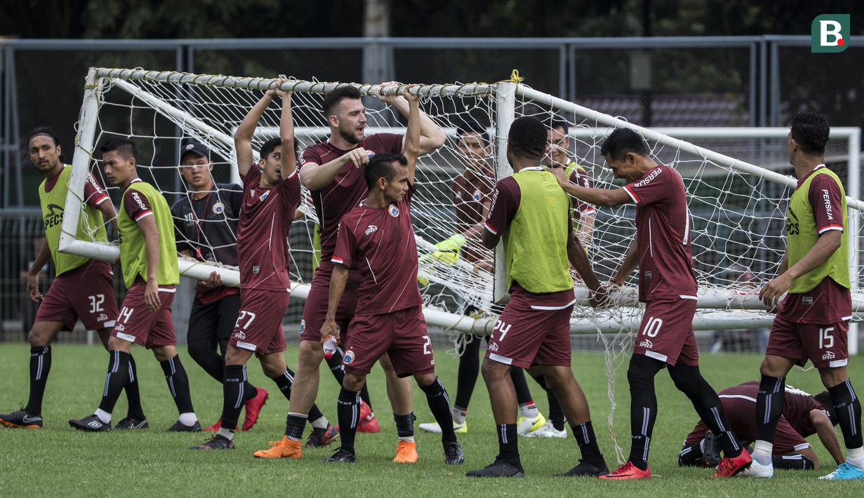 Para pemain Persija Jakarta menggotong gawang saat latihan di Lapangan ABC, Jakarta, Jumat (30/3/2018). Latihan ini persiapan jelang laga Liga 1 melawan Arema FC. (Bola.com/Vitalis Yogi Trisna)