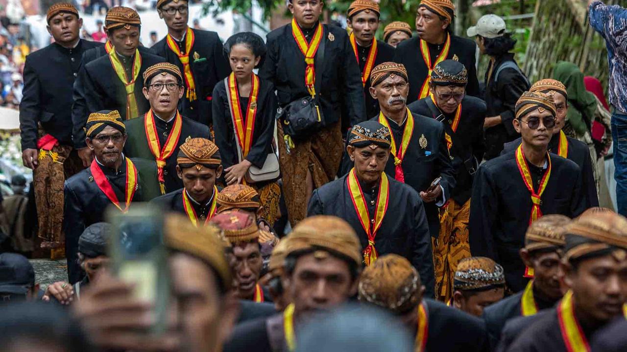 FOTO: Selamat Jalan Sang Raja: Warga Solo dan Yogyakarta Hantarkan Pakubuwono XIII