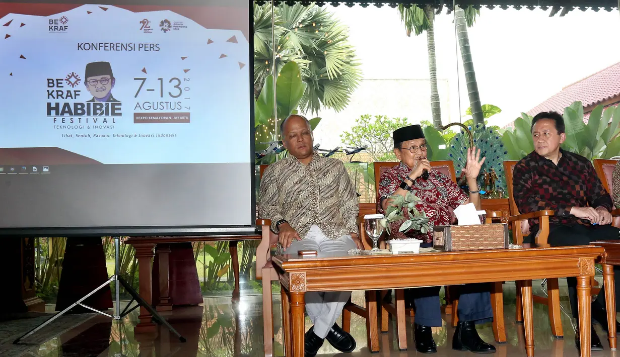 Presiden RI ke-3, B J Habibie memberikan paparan saat konferensi pers gelaran Bekraf Habibie Festival 2017 di Jakarta, Rabu (2/8). Habibie Festival 2017 rencananya akan diadakan pada 7 hingga 13 Agustus 2017 di JIExpo Kemayoran. (Liputan6.com/Johan Tallo)