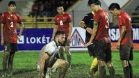 Striker Timnas Indonesia, Ilija Spasojevic, berkubang lumpur saat menghadapi Mongolia di laga kedua Aceh World Solidarity Tsunami Cup 2017, Senin (4/12/2017). (Bola.com/Eko Deni Saputra)