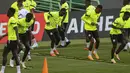 Penyerang Senegal Sadio Mane (Tengah) dan rekan satu timnya menghadiri sesi latihan menjelang laga uji coba FIFA Matchday 2023 menghadapi Brasil, di stadion Jose Alvalade di Lisbon pada 19 Juni 2023. (Photo by CARLOS COSTA / AFP)