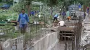 Pembuatan saluran air di kawasan TPU Karet Bivak, Jakarta, Selasa (22/11). Pembuatan saluran air tersebut dilakukan guna menyelesaikan permasalahan banjir yang sering menggenangi TPU Karet Bivak saat musim penghujan tiba. (Liputan6.com/Immanuel Antonius)