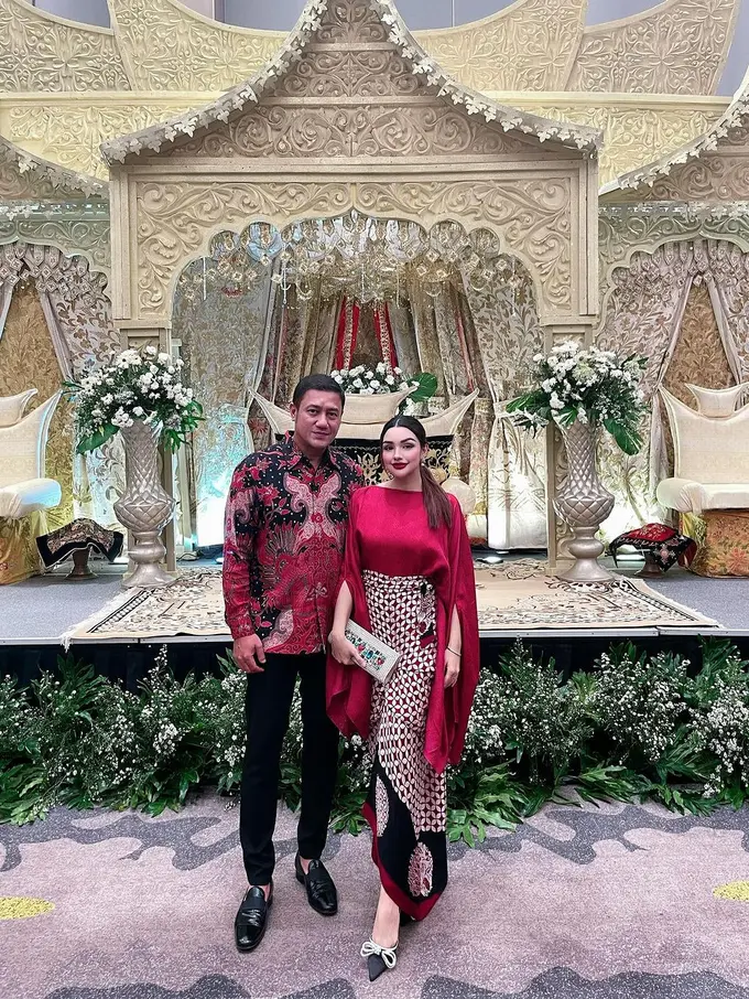 Potret Nurah Syahfirah dan Teuku Rafly Pasya saat Kondangan, Kompak Kenakan Batik Merah