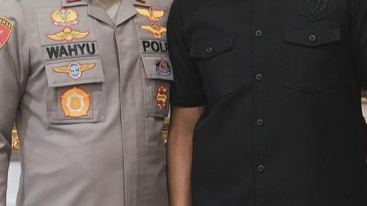 Pada foto itu, Farouq yang mengenakan kemeja hitam terlihat senyum semeringah berada di samping sang jenderal.&nbsp;