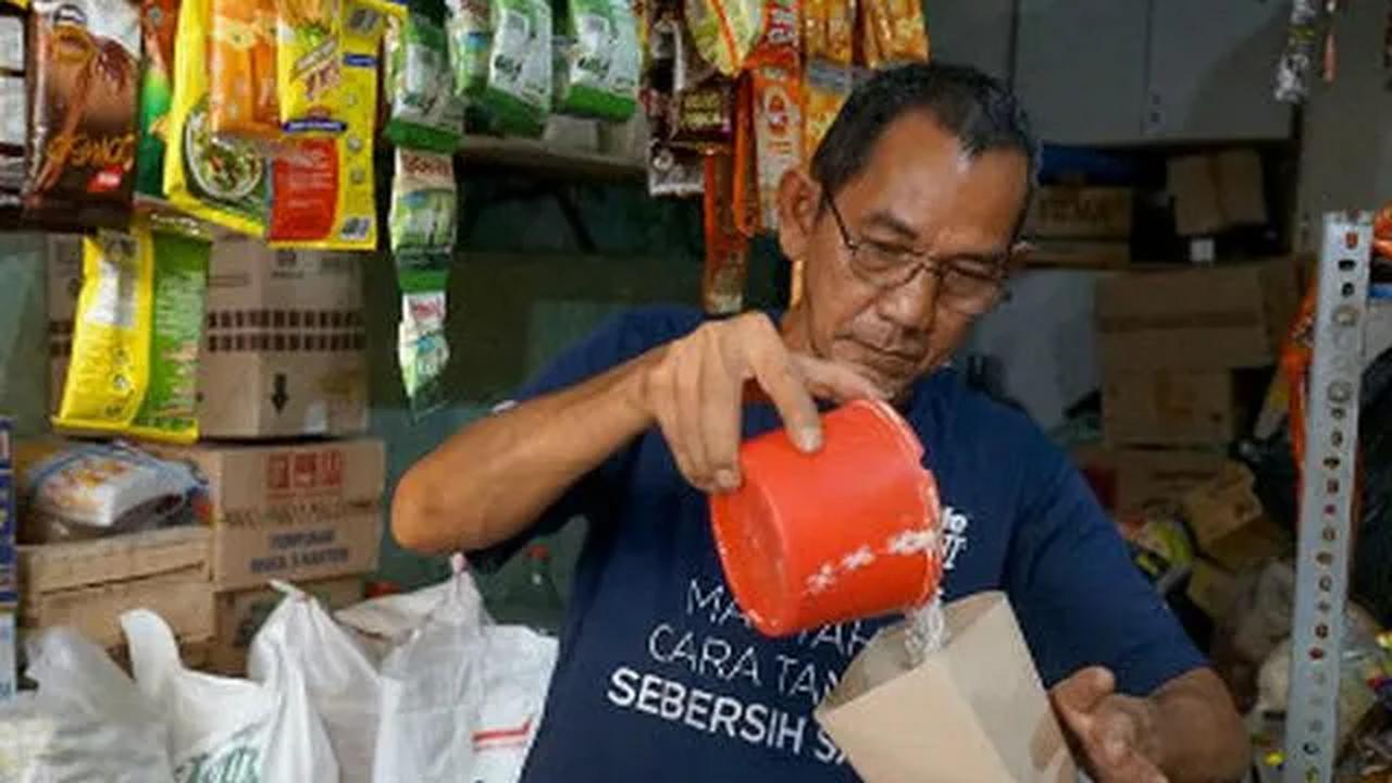 "Nama kelontong memang berasal dari penyebutan para warga pribumi kampung pada para pedagang keliling China. Para pedagang itu selalu berteriak-teriak dalam menawarkan dagangannya dan mendengar teriakannya itu maka orang-orang kampung pun datang dan menge