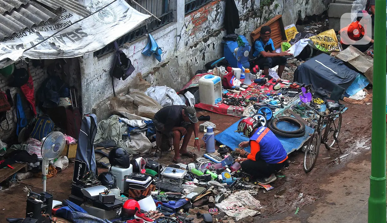 Pengunjung mencari barang di Pasar Loak Lebayoran Lama, Jakarta, Jumat (9/9/2022). Masyarakat banyak memburu barang dagangan yang dijual mulai dari pakaian, tas, aksesori hingga elektronik. (Liputan6.com/Angga Yuniar)