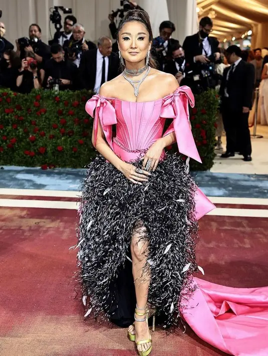 <p>Lengan off-the-shoulder gaun Ashley Park juga berisi pita yang tidak menarik. Bintang Emily in Paris memasangkan pakaian aneh dengan sepatu hak hijau cerah. (Instagram/stichedmuse).</p>