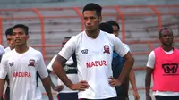 Gelandang Madura United, Raphael Maitimo, kembali dari cedera. (Bola.com/Aditya Wany)