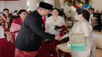 Kedua tokoh bangsa tersebut saling bersalaman dan melempar senyum hangat. Foto tersebut diambil fotografer pribadi SBY.