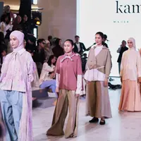 Acara ini tak hanya memamerkan 23 tampilan runway yang terbagi dalam tiga sub-koleksi, tetapi juga menghadirkan nuansa berbeda melalui musik dari band Ten2Five dan kehadiran muse Dea Rizkita, Puteri Indonesia Perdamaian 2017. [Dok/Kami.].