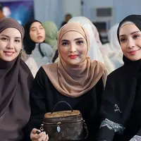 Ashanty kembali mencuri perhatian publik lewat penampilan anggunnya saat menghadiri kajian bersama sejumlah sahabat, seperti Nagita Slavina, Tya Ariestya, Paula Verhoeven, dan lainnya.  [@ashanty_ash].