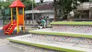 Dua anak bermain sepeda di sekitar RPTRA Tiga Durian, Jakarta, Selasa (15/5). Wakil Gubernur DKI Jakarta Sandiaga Uno mengatakan akan meningkatkan RPTRA menjadi Taman Maju Bersama. (Liputan6.com/Immanuel Antonius)