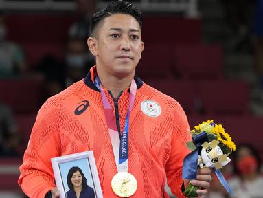 Riyo Kiyuna menjadi atlet pertama Jepang yang mampu merebut emas pada cabang olahraga Karate di Olimpiade Tokyo 2020. Gelar Olimpiadenya dedikasikan kepada mendiang ibunya yang terwakilkan dari sebingkai foto yang ia bawa ketika penyerahan medali. (Foto: AP/Vincent Thian)
