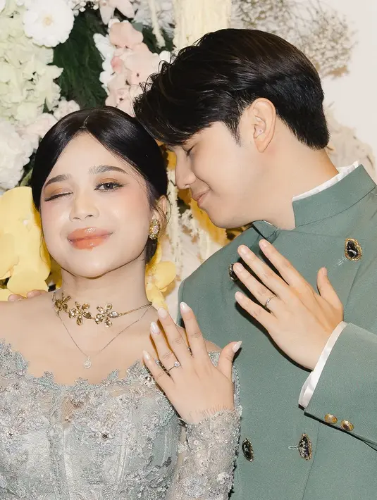 Brisia Jodie akhirnya dilamar secara resmi oleh sang kekasih, Jonathan Alden. Prosesi lamaran yang bernuansa Jawa terlihat begitu sederhana namun tetap hangat [@brisiajodie96]