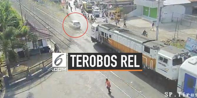 VIDEO: Rekaman CCTV Detik-Detik Mobil Ditabrak Kereta di Tegal