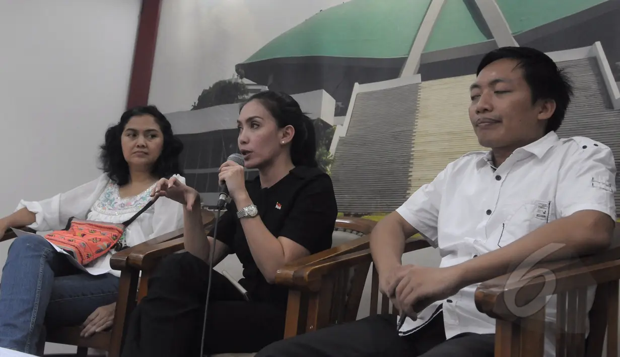 Rieke Diah Pitaloka ditemani Rosa Damayanti (Perhimpunan Jiwa Sehat) dan Jamaludin Relawan Kesehatan saat konferensi pers terkait laporan maraknya pasien gangguan jiwa yang mengamuk, Jakarta, Rabu (11/3/2015).(Liputan6.com/Herman Zakharia)
