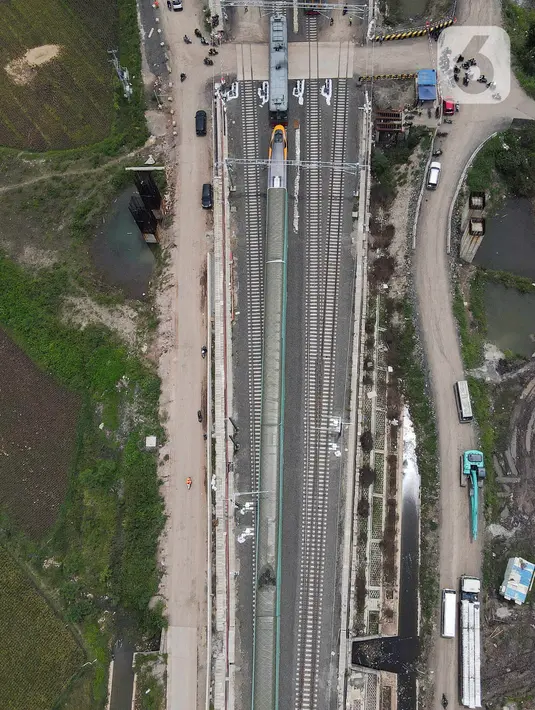 Foto udara suasana rangkaian kereta cepat di Stasiun Tegalluar, Kabupaten Bandung, Jawa Barat, Kamis (13/10/2022). Progres pembangunan proyek Kereta Cepat Jakarta-Bandung telah mencapai 88,8 persen dan direncanakan beroperasi pada Juli 2023. (Liputan6.com/Herman Zakharia)