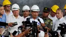 Menristekdikti Muhammad Nasir memberikan keterangan pada awak media saat mengunjungi pabrik pelat datar PT Gunung Steel Cikarang, Jawa Barat, Minggu (15/1). (Liputan6.com/Gempur M. Surya)