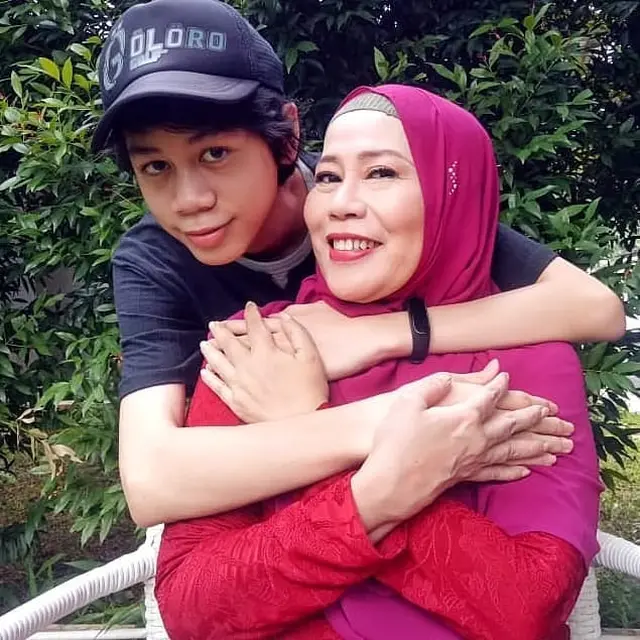 7 Potret Harmonis Dewi Yull dan Keluarga, Awet Muda di Usia 60 Tahun