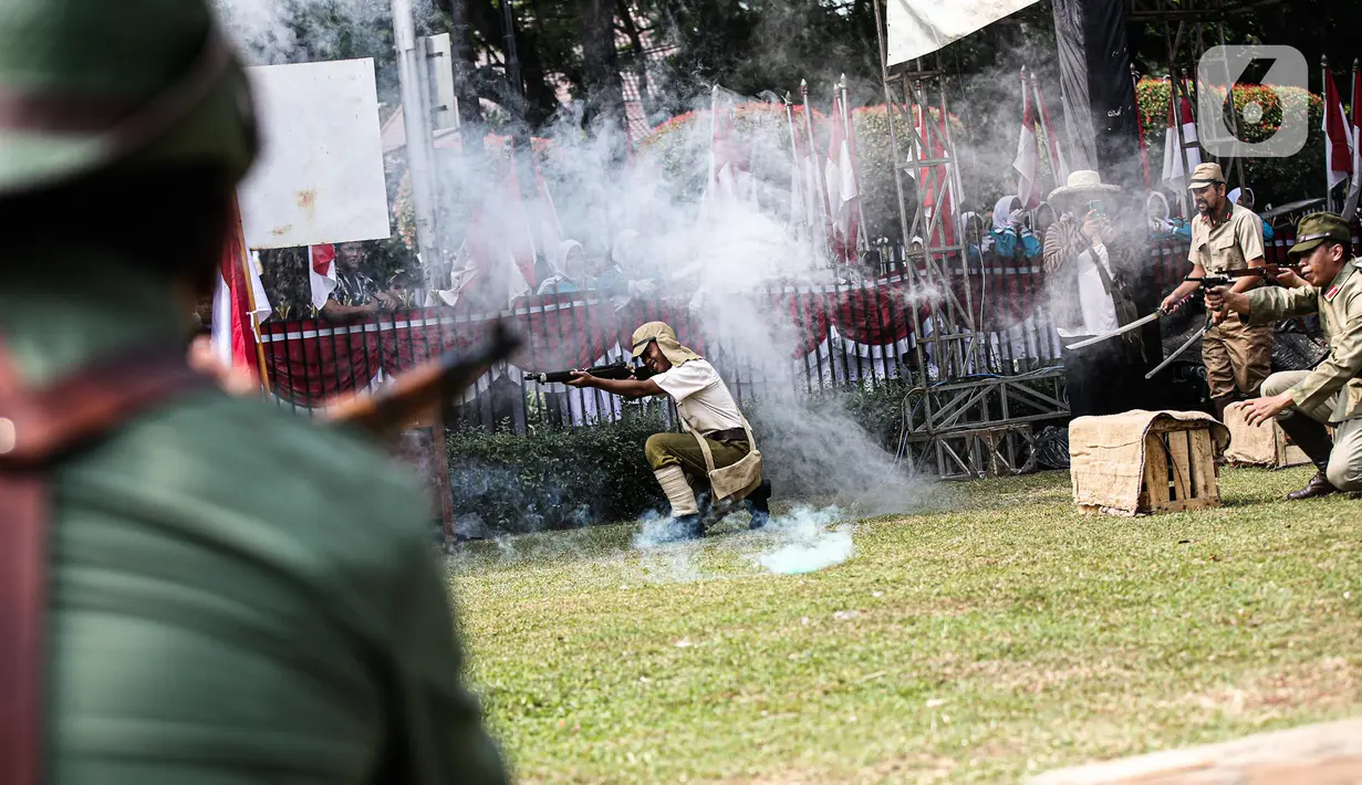 Sejumlah aktor saat tampil dalam teatrikal atau sosiodrama "Reenactor Bangor" Gelora Bangsa di halaman Museum Naskah Proklamasi, Jakarta, Selasa (16/8/2022). Pertunjukan tersebut merupakan salah satu rangkaian acara Napak Tilas Proklamasi dalam rangka menyambut Ke-77 Kemerdekaan Republik Indonesia (RI). (Liputan6.com/Faizal Fanani)