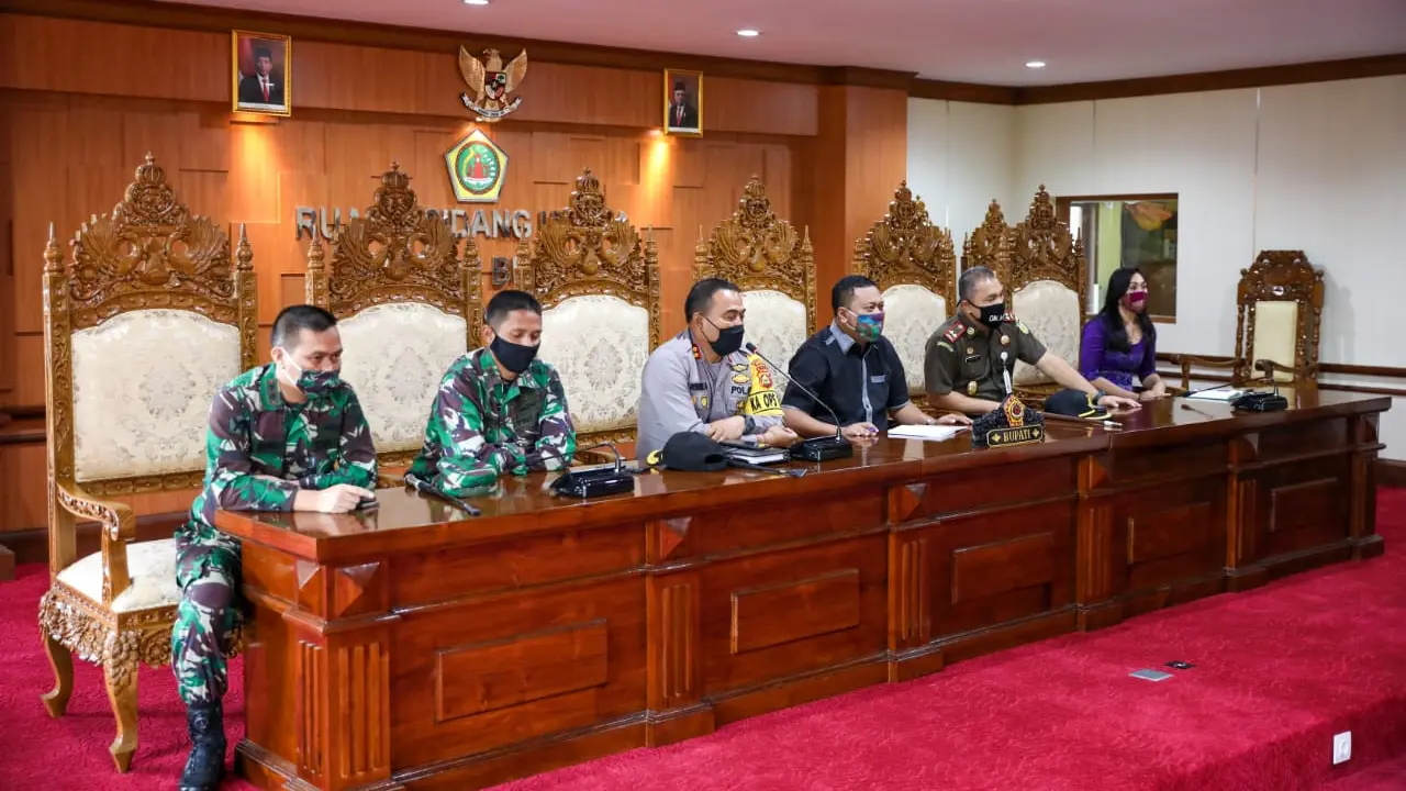 Bupati Gianyar, I Made Mahayastra (ketiga kanan), saat memimpin rapat bersama jajaran Kepala Desa Kabupaten Gianyar yang membahas Perihal Pencairan BLT di Gianyar, Rabu (29/4/2020).