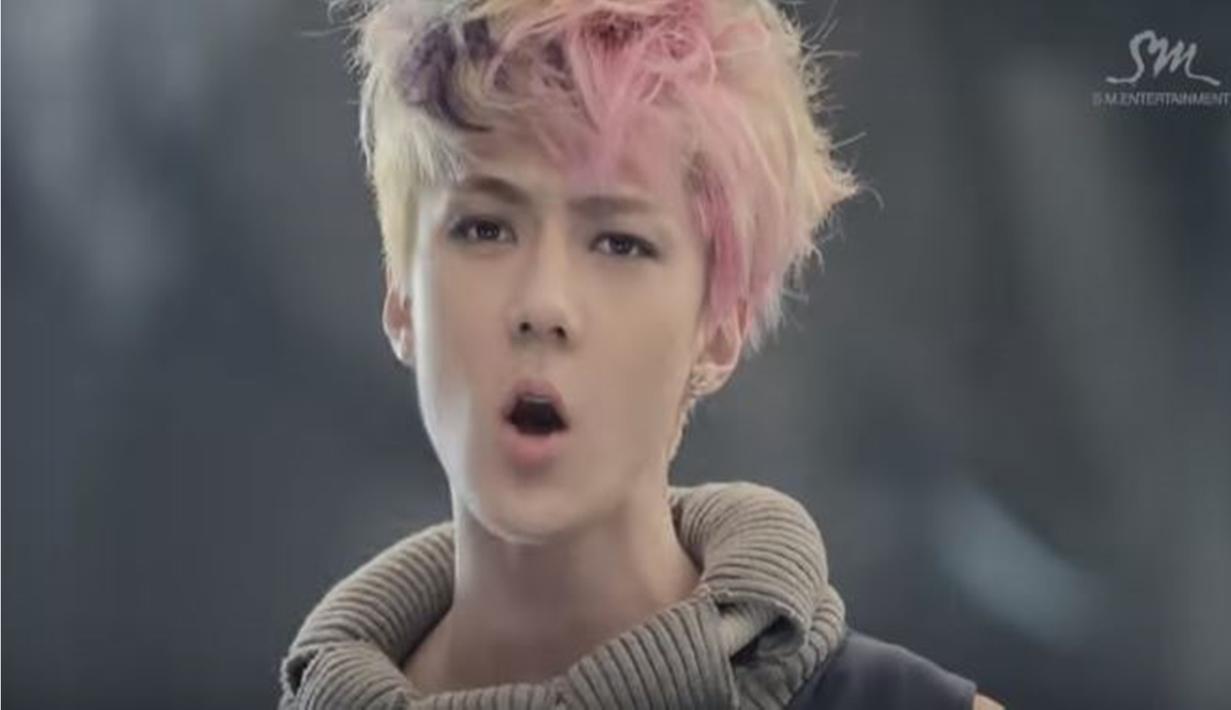 Sehun dengan gaya rambut pelangi telah menjadi rambut iconic yang disematkan pada dirinya. Pasalnya, Sehun terlihat imut sekaligus tampan dengan rambut pelangi pada saat EXO mempromosikan album pertama mereka. (Liputan6.com/ Youtube/SMTown)