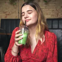 woman drink matcha/copyright freepik/pvproductions