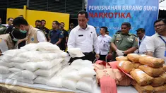 Kepala BNN, Komjen Pol Budi Waseso (tengah) mengecek barang bukti narkoba yang akan dimusnahkan di Insenerator RSPAD, Jakarta, Rabu (7/9). Barang bukti yang dimusnahkan 173, 318 Kg sabu dan 2.851,887 gram ganja. (Liputan6.com/Helmi Fithriansyah)