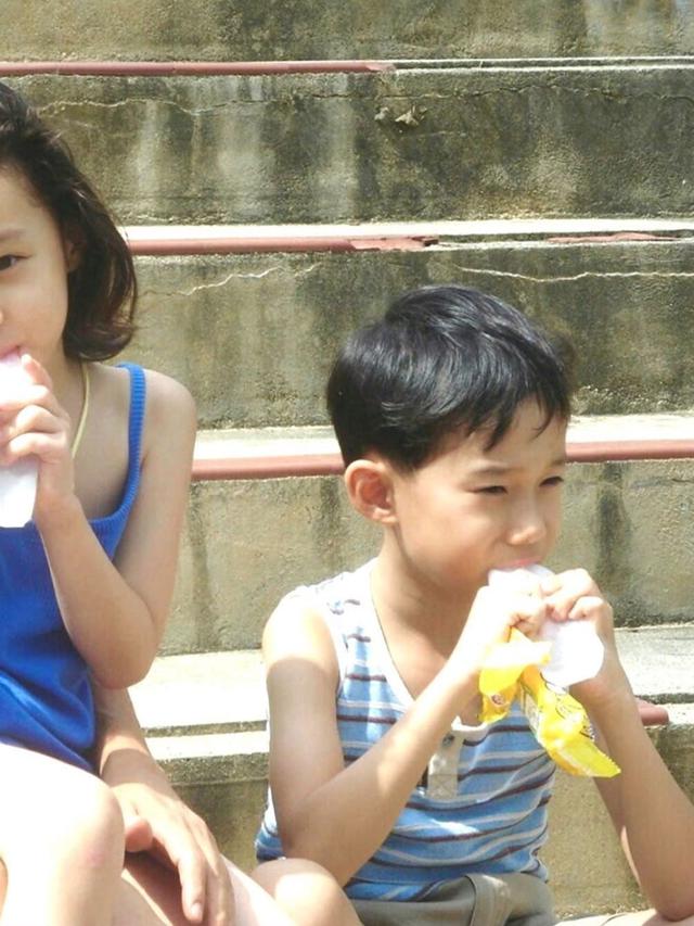 Foto masa kecil Winter aespa dan abangnya. (Instagram/ imwinter)