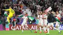 Para pemain Yordania merayakan kemenangan usai mengalahkan Korea Selatan pada semifinal Piala Asia 2023 di Stadion Ahmad Bin Ali di Al-Rayyan, Doha, pada 6 Februari 2024. (Giuseppe CACACE/AFP)