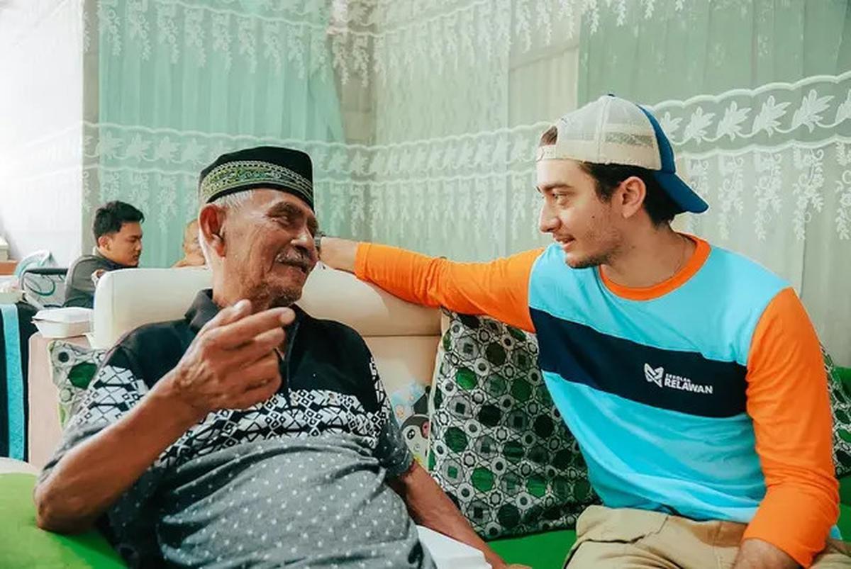 6 Potret Bryan Domani Jadi Relawan di Panti Wreda, Bahagia Berbagi Cerita dengan Lansia