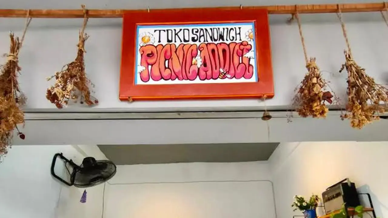 Suasana toko sandwich di tengah sepinya Pasar Kliwon, Mojokerto