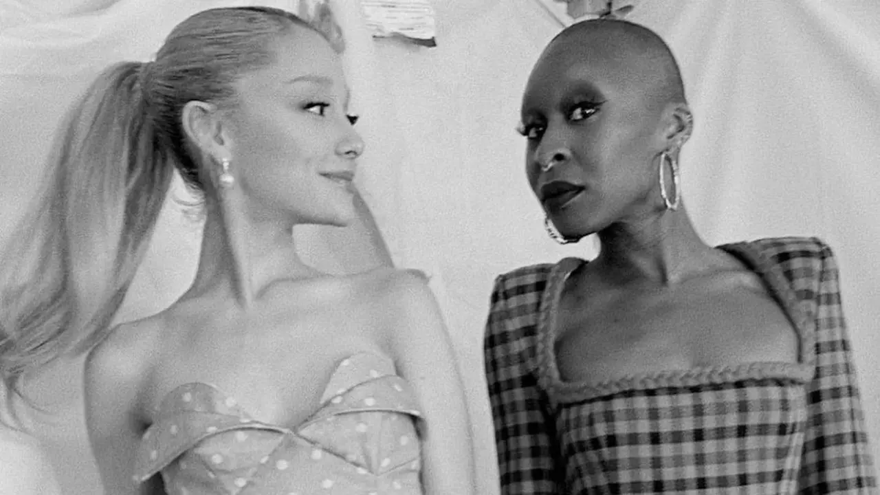 Ariana Grande mengungah foto hitam putih dengan lawan mainnya Cynthia Erivo ke Instagram sambil mengenakan gaun elegan.