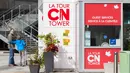 Sebuah konter layanan pengunjung terlihat tutup di pintu masuk CN Tower di Toronto, Kanada, pada 3 Oktober 2020. CN Tower kembali ditutup untuk umum pada Sabtu (3/10) di tengah melonjaknya kasus COVID-19. (Xinhua/Zou Zheng)