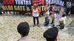 Polisi menjaga unjuk rasa yang dilakukan oleh ratusan massa Hidupkan Masyarakat Sejahtera (HMS) di depan Gedung KPK, Jakarta, Rabu (17/7). Massa menuntut KPK segera menuntaskan kasus mega skandal BLBI dan Century. (Merdeka.com/Dwi Narwoko)
